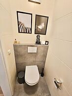 Bright 2 bedrooms flat w parking&balcont