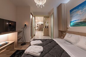 Koukaki Luxury Suites