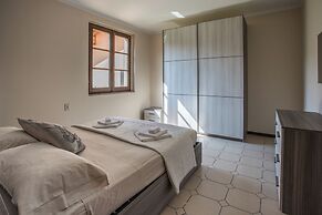 Spacious Villa Over two Floors, Amazing View and Private Garden for 9 