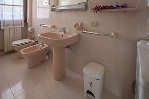 Spacious Villa Over two Floors, Amazing View and Private Garden for 9 