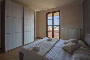 Spacious Villa Over two Floors, Amazing View and Private Garden for 9 