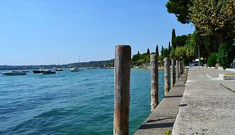 Spacious Villa Over two Floors, Amazing View and Private Garden for 9 