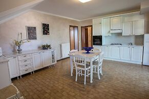 Spacious Villa Over two Floors, Amazing View and Private Garden for 9 