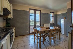 Spacious Villa Over two Floors, Amazing View and Private Garden for 9 