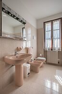 Spacious Villa Over two Floors, Amazing View and Private Garden for 9 