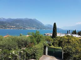 Spacious Villa Over two Floors, Amazing View and Private Garden for 9 