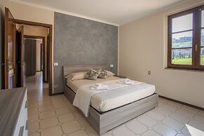 Spacious Villa Over two Floors, Amazing View and Private Garden for 9 