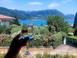 Spacious Villa Over two Floors, Amazing View and Private Garden for 9 