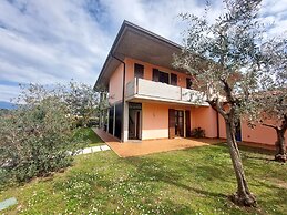 Spacious Villa Over two Floors, Amazing View and Private Garden for 9 