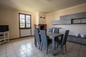 Spacious Villa Over two Floors, Amazing View and Private Garden for 9 