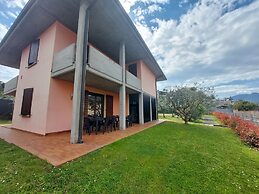 Spacious Villa Over two Floors, Amazing View and Private Garden for 9 