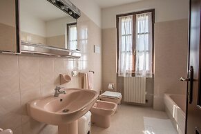 Spacious Villa Over two Floors, Amazing View and Private Garden for 9 