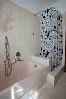 Spacious Villa Over two Floors, Amazing View and Private Garden for 9 