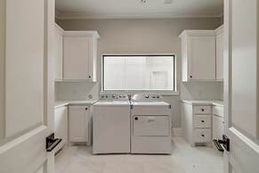 9 Mi to Downtown Houston: Spacious Group Getaway