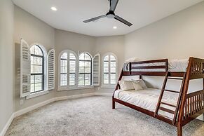 9 Mi to Downtown Houston: Spacious Group Getaway