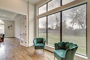 9 Mi to Downtown Houston: Spacious Group Getaway