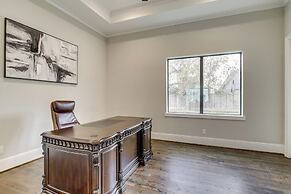 9 Mi to Downtown Houston: Spacious Group Getaway