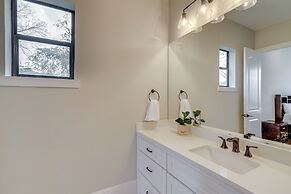 9 Mi to Downtown Houston: Spacious Group Getaway