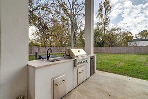 9 Mi to Downtown Houston: Spacious Group Getaway