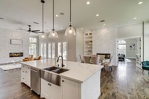 9 Mi to Downtown Houston: Spacious Group Getaway