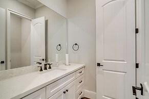 9 Mi to Downtown Houston: Spacious Group Getaway