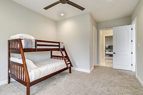 9 Mi to Downtown Houston: Spacious Group Getaway