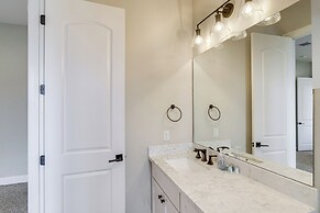 9 Mi to Downtown Houston: Spacious Group Getaway