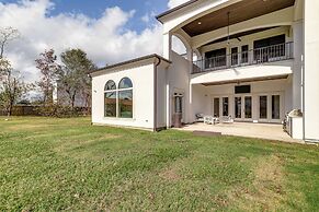 9 Mi to Downtown Houston: Spacious Group Getaway