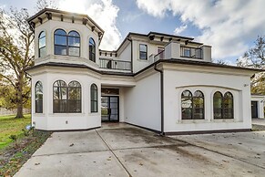 9 Mi to Downtown Houston: Spacious Group Getaway