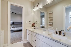 9 Mi to Downtown Houston: Spacious Group Getaway