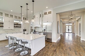9 Mi to Downtown Houston: Spacious Group Getaway