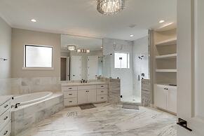 9 Mi to Downtown Houston: Spacious Group Getaway