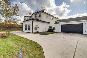 9 Mi to Downtown Houston: Spacious Group Getaway