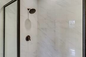 9 Mi to Downtown Houston: Spacious Group Getaway