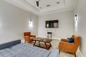 9 Mi to Downtown Houston: Spacious Group Getaway