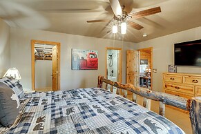 10 Mi to Dtwn Flagstaff: Serene Cabin w/ Decks