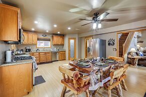 10 Mi to Dtwn Flagstaff: Serene Cabin w/ Decks