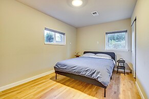 Lakefront Gem: Balcony, Fire Pit & Yard in Everett