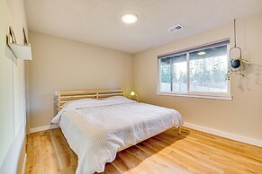 Lakefront Gem: Balcony, Fire Pit & Yard in Everett