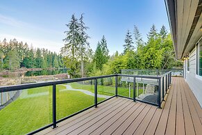 Lakefront Gem: Balcony, Fire Pit & Yard in Everett