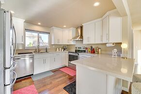 Lakefront Gem: Balcony, Fire Pit & Yard in Everett