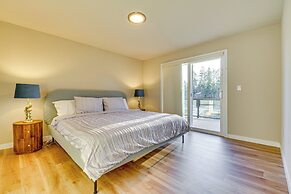 Lakefront Gem: Balcony, Fire Pit & Yard in Everett