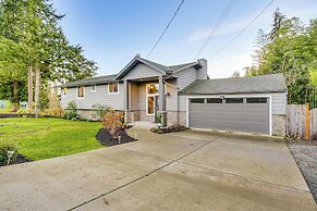 Lakefront Gem: Balcony, Fire Pit & Yard in Everett