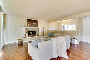 Lakefront Gem: Balcony, Fire Pit & Yard in Everett