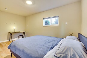 Lakefront Gem: Balcony, Fire Pit & Yard in Everett