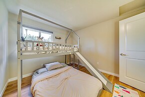 Lakefront Gem: Balcony, Fire Pit & Yard in Everett