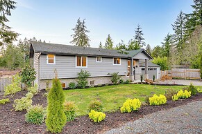Lakefront Gem: Balcony, Fire Pit & Yard in Everett