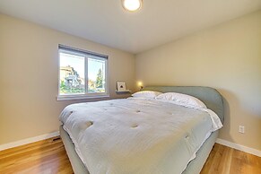 Lakefront Gem: Balcony, Fire Pit & Yard in Everett