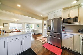 Lakefront Gem: Balcony, Fire Pit & Yard in Everett