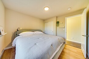 Lakefront Gem: Balcony, Fire Pit & Yard in Everett